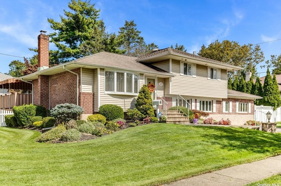 60 Eileen Ave, Hicksville, NY 11803-5248