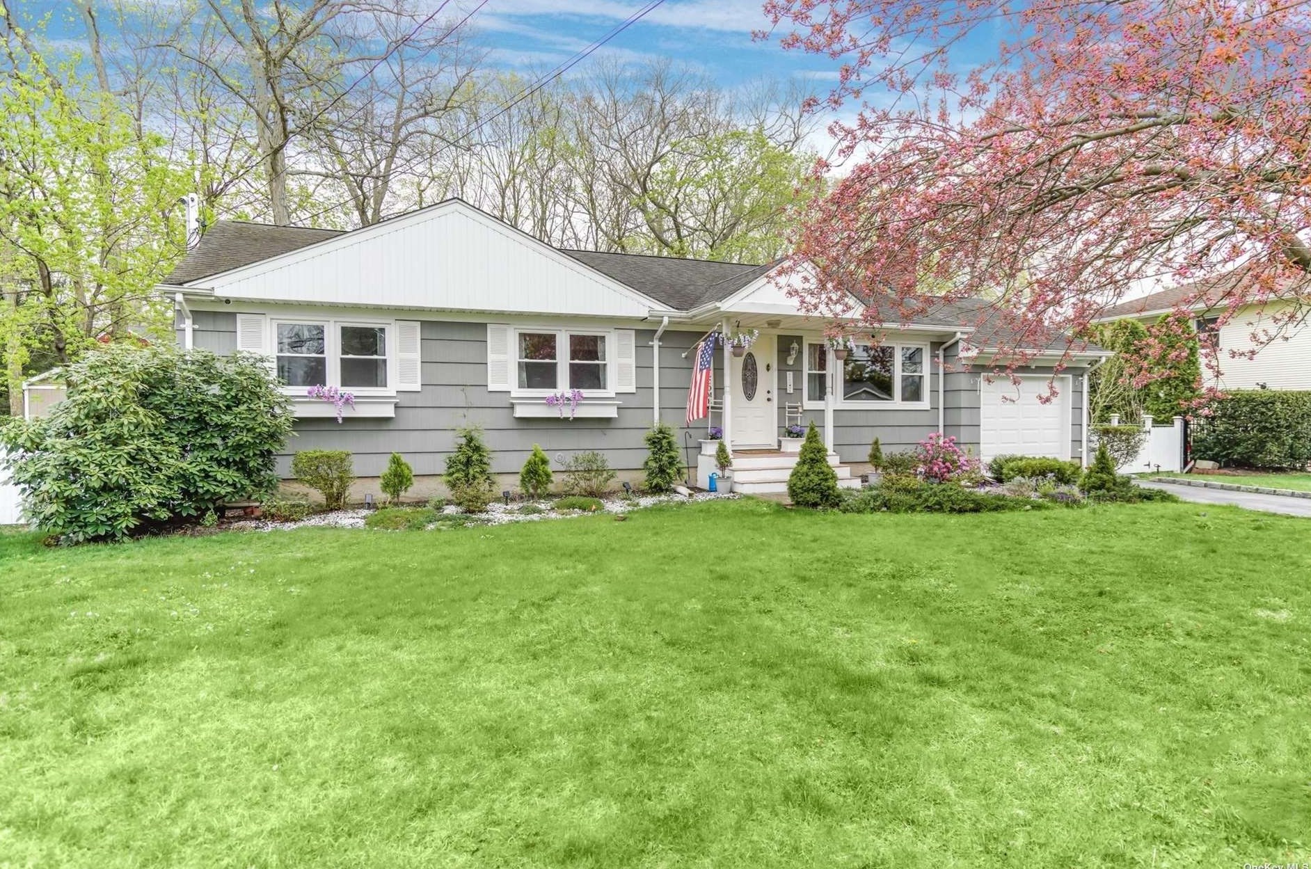 8 Broadway, Smithtown, NY 11787-4602