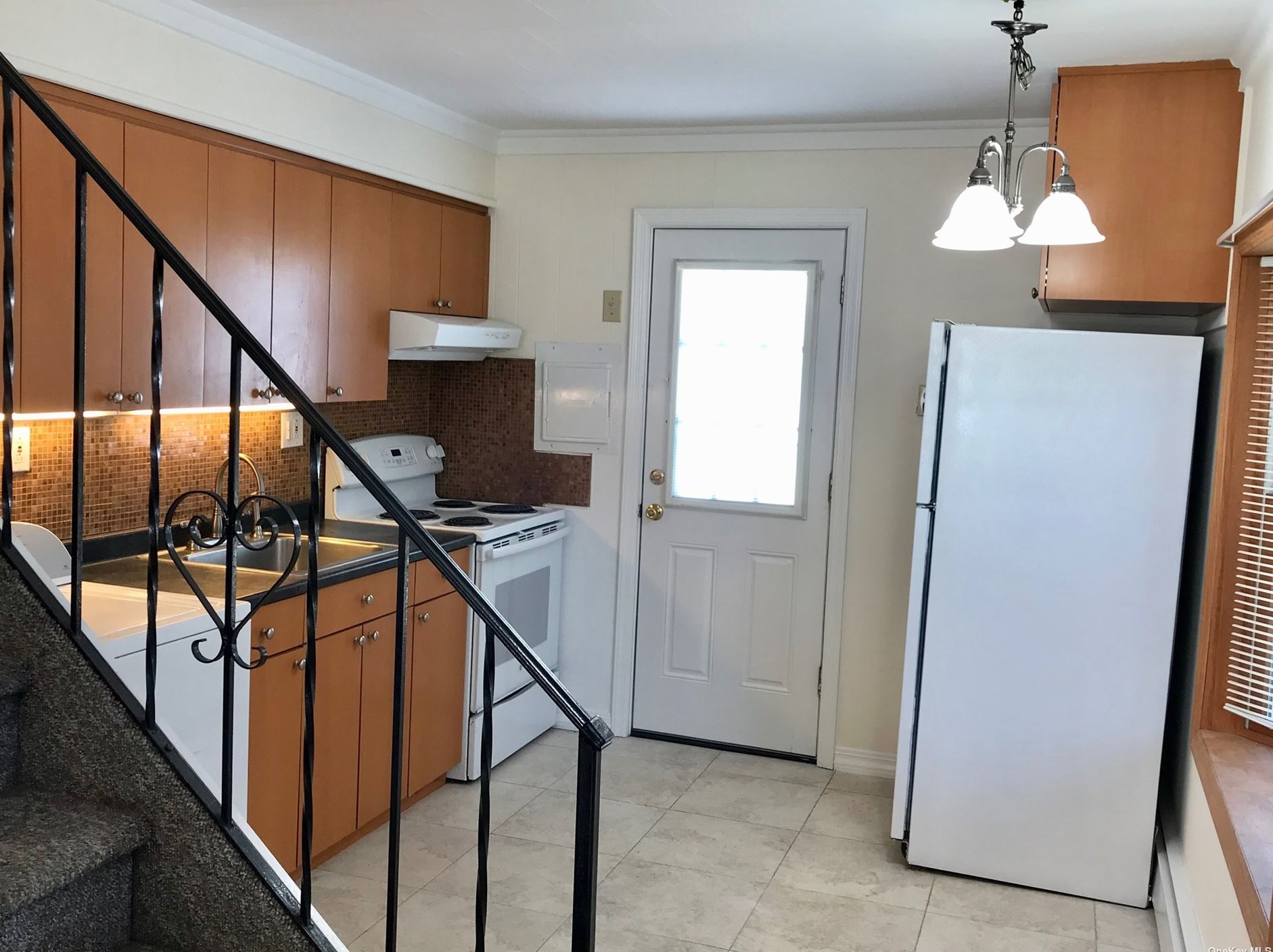 8 Drake Ln, Plainedge, NY 11756-4912