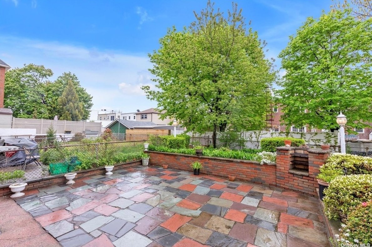 66-12 Gray St, Flushing, NY 11379-2224