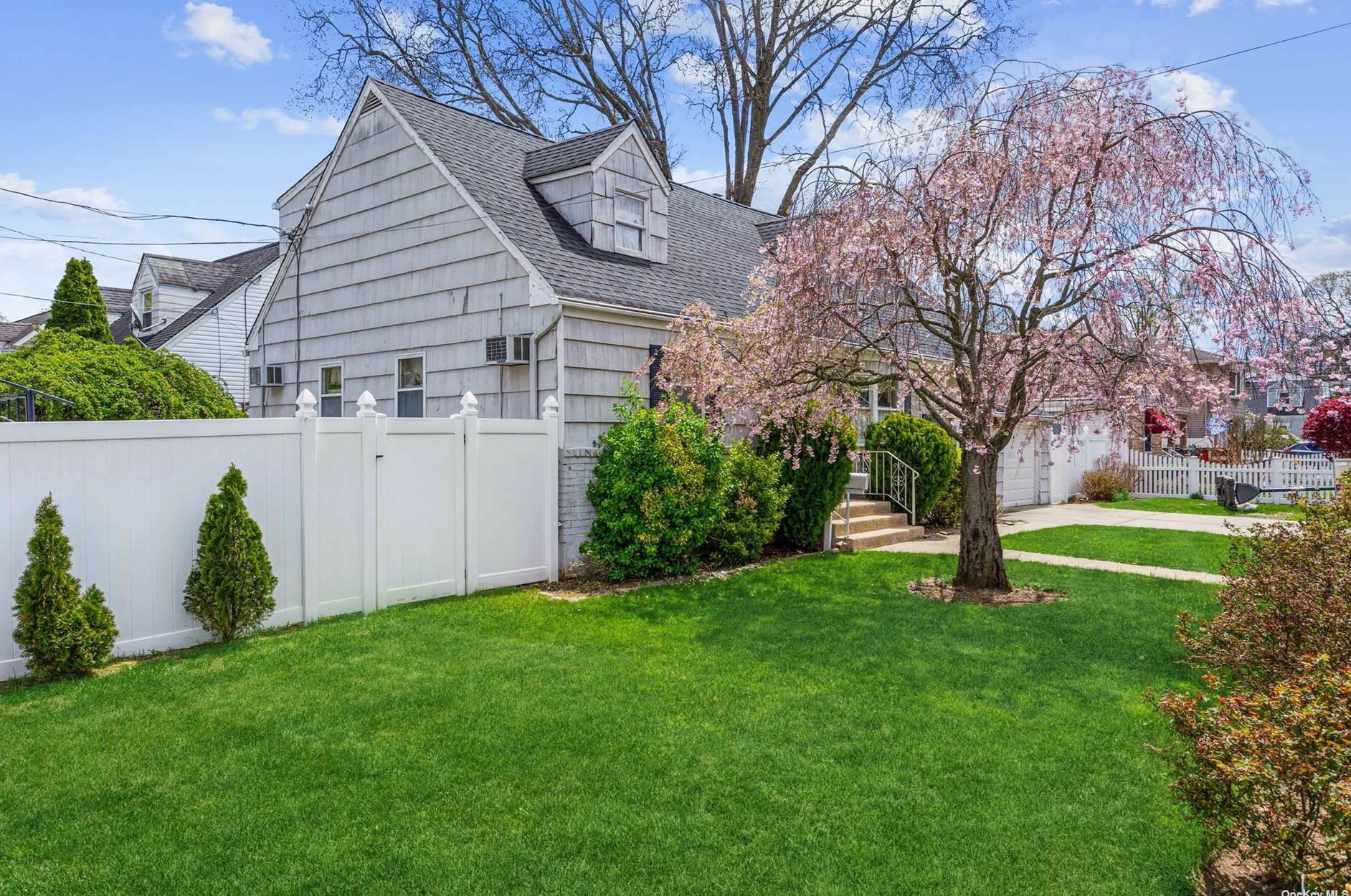 1077 Webber Ave, Hempstead, NY 11550-7909