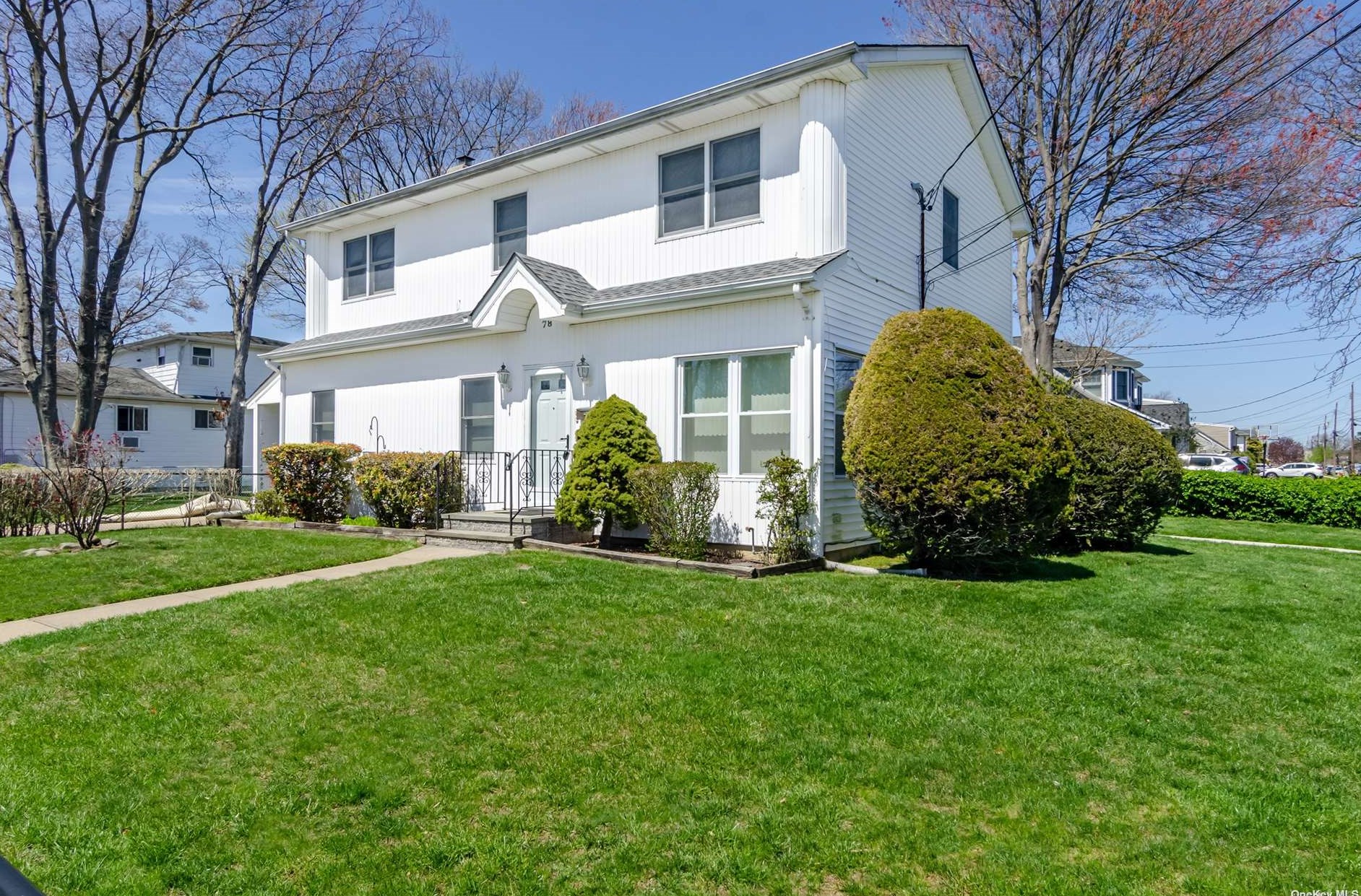 78 Park Ln, East Massapequa, NY 11758-4307