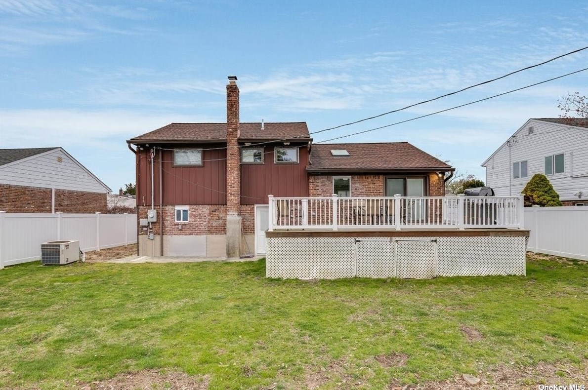 28 Clark St, Hicksville NY  11803-5114 exterior