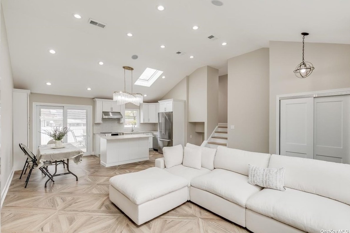 28 Clark St, Hicksville NY  11803-5114 exterior