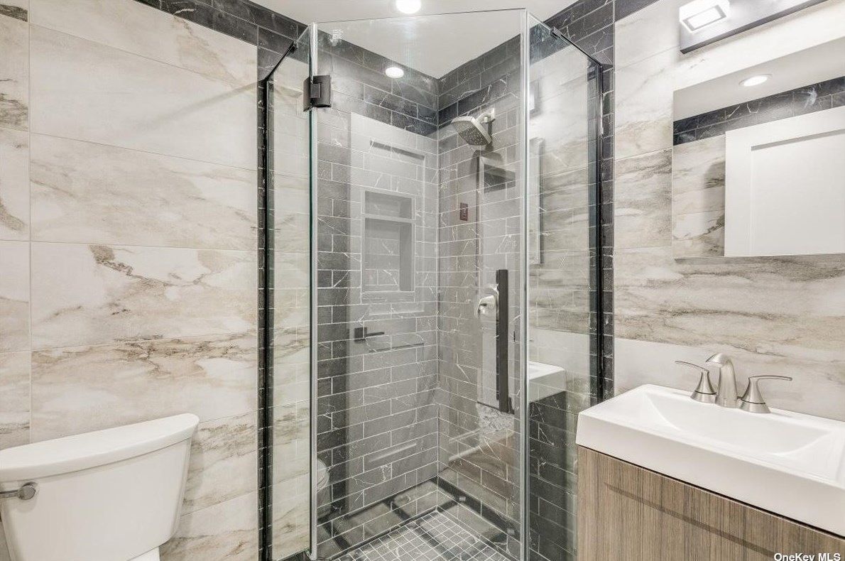 28 Clark St, Hicksville NY  11803-5114 exterior