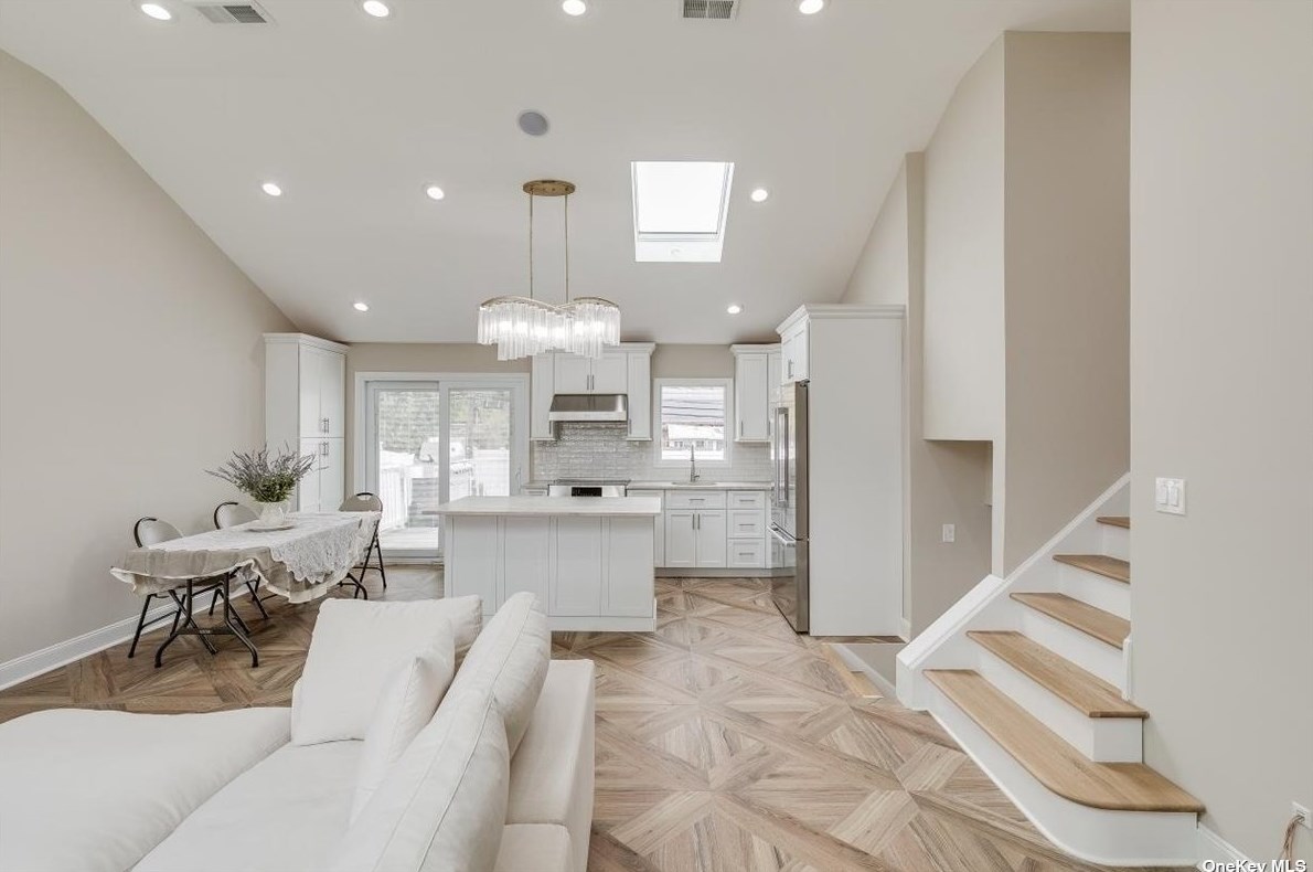 28 Clark St, Hicksville NY  11803-5114 exterior