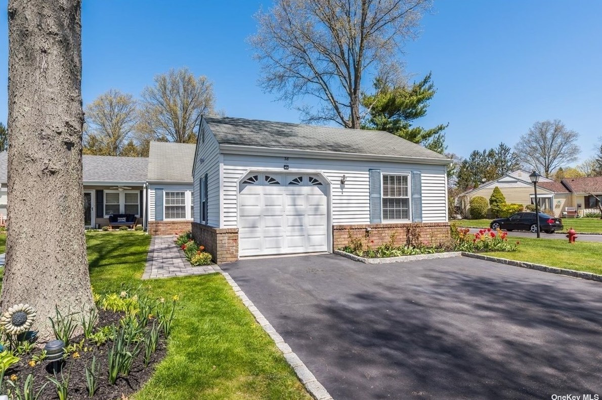 38 Freemont Ln, Coram, NY 11727-3237