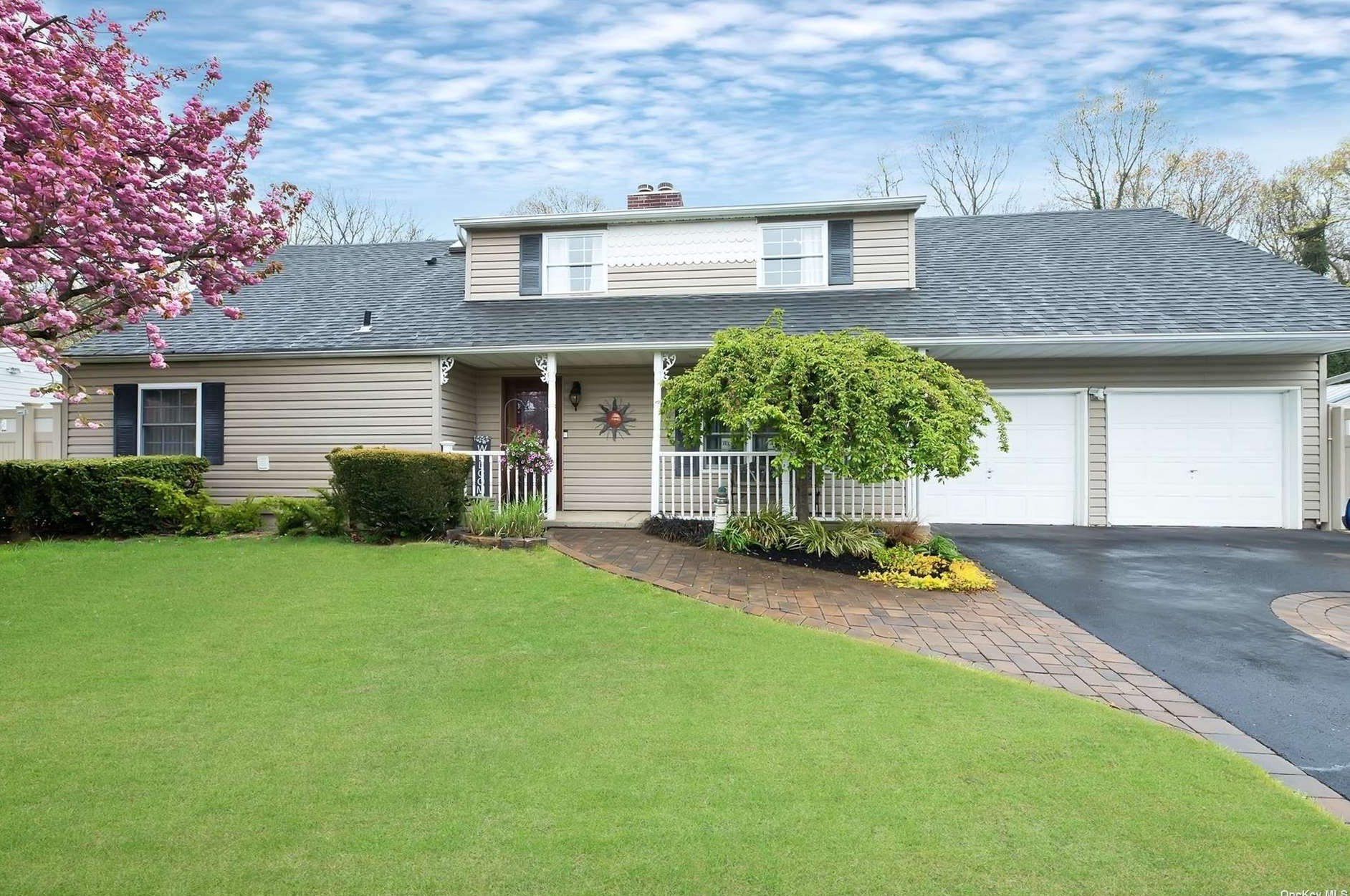 31 Eagle St, Selden, NY 11784-3832