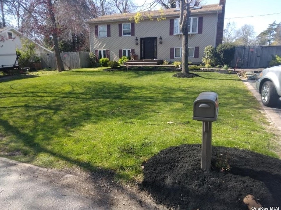 95 Dogwood Rd, Old Mastic, NY 11951-2913