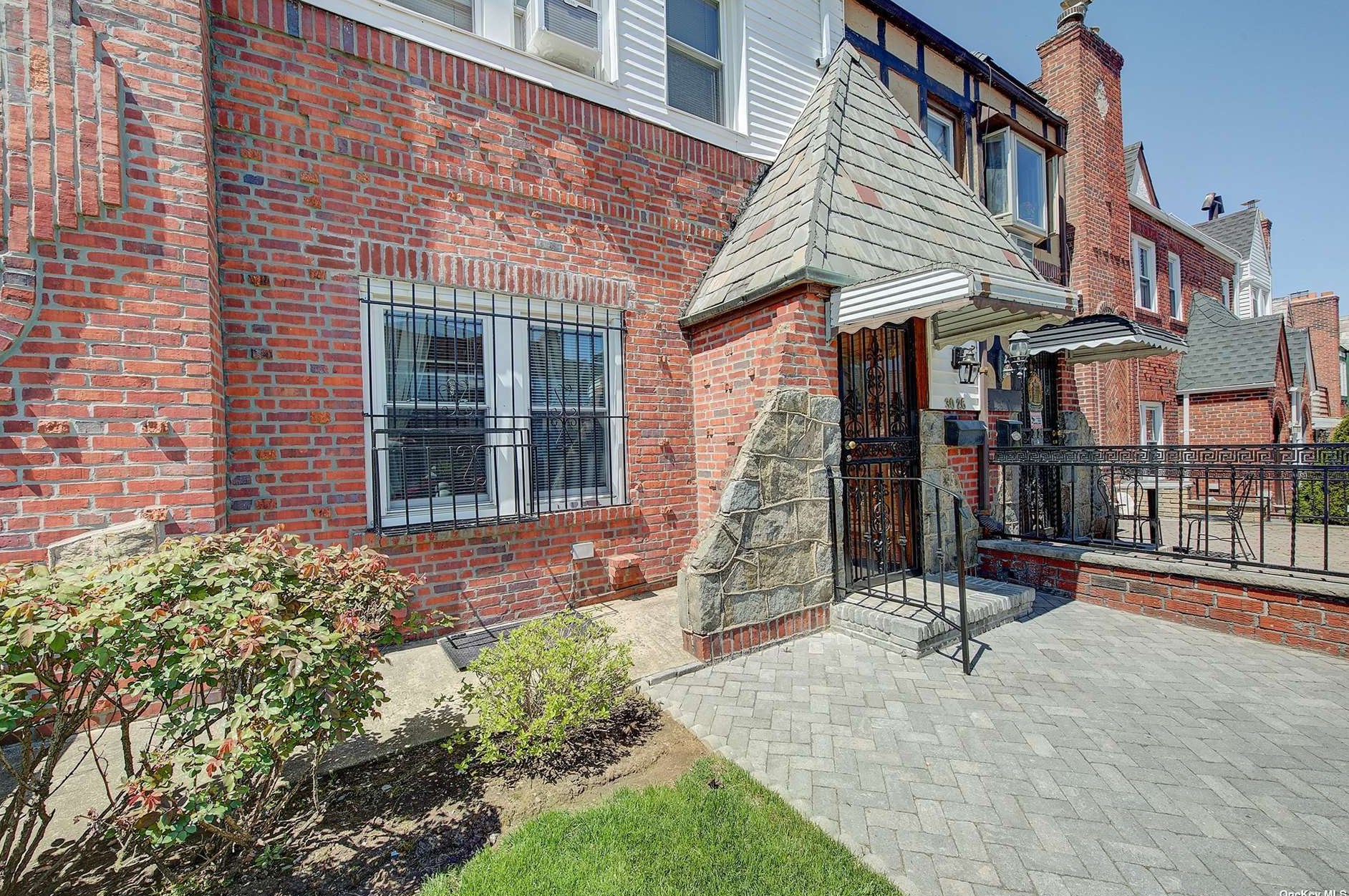30-26 90th St, Flushing, NY 11369-1771