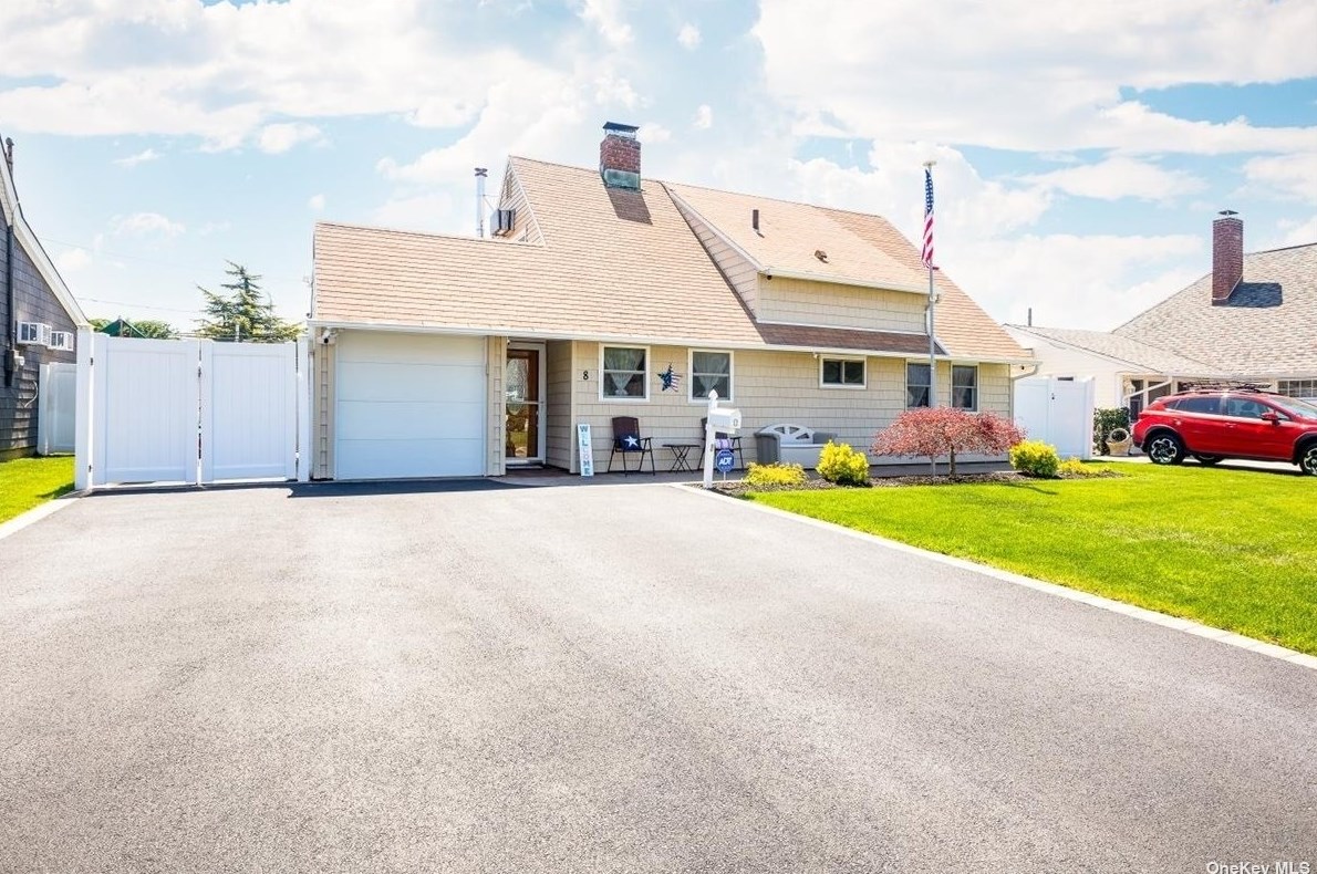 8 Serpentine Ln, Plainedge, NY 11756-3804