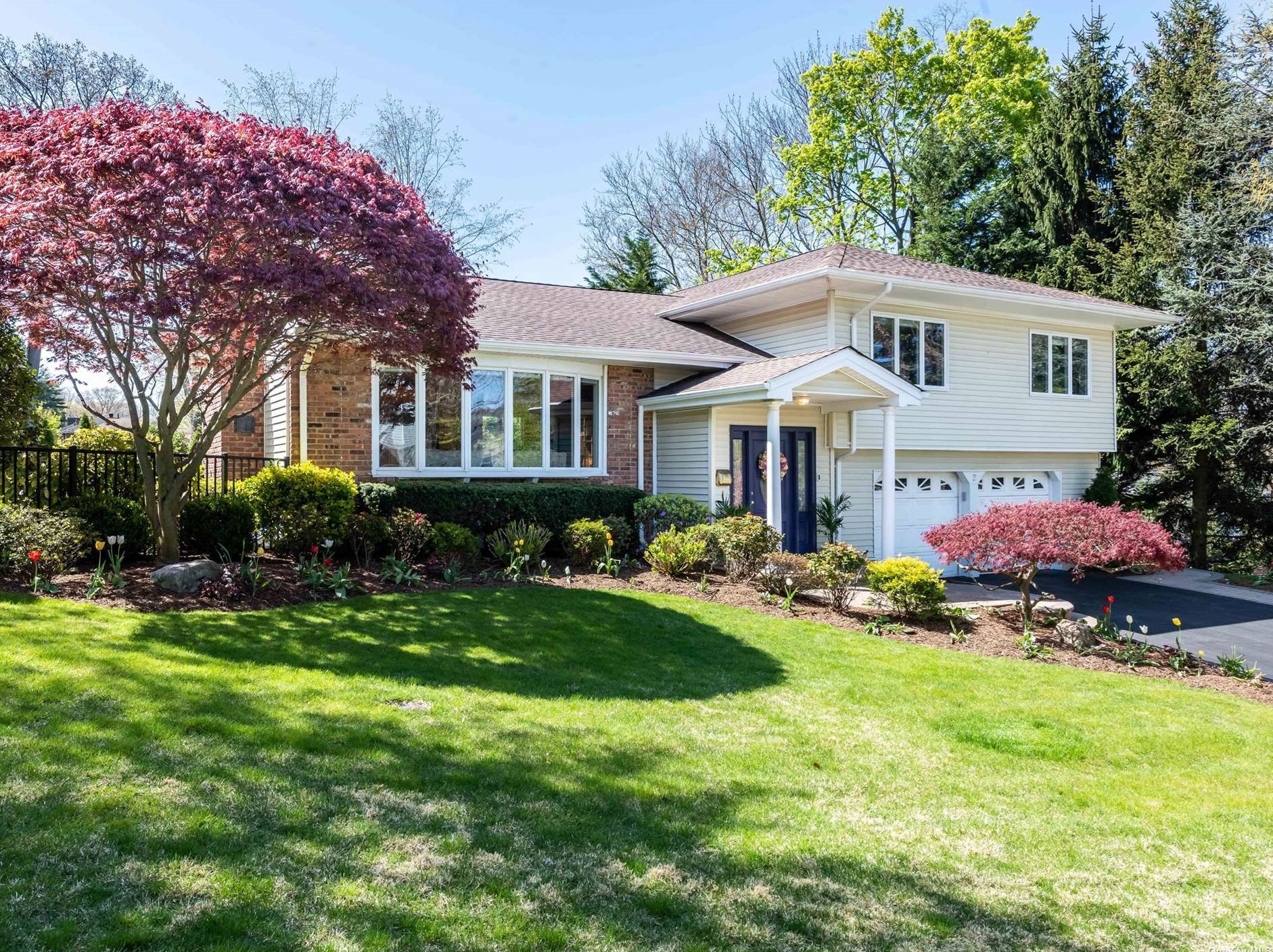 2 Parkwoods Rd, North Hills, NY 11030-1510