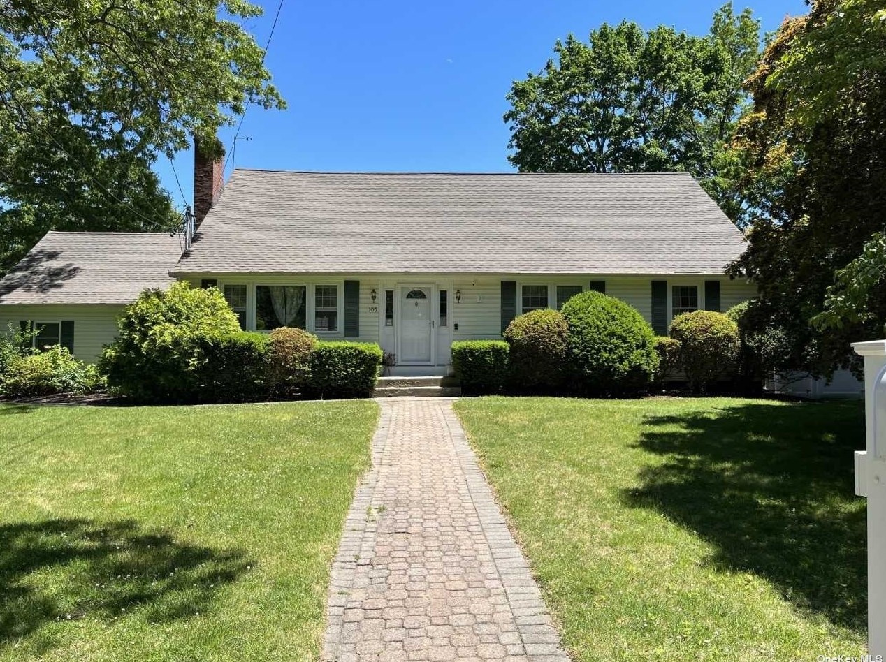 105 Elliot Ave, Lake Grove, NY 11755
