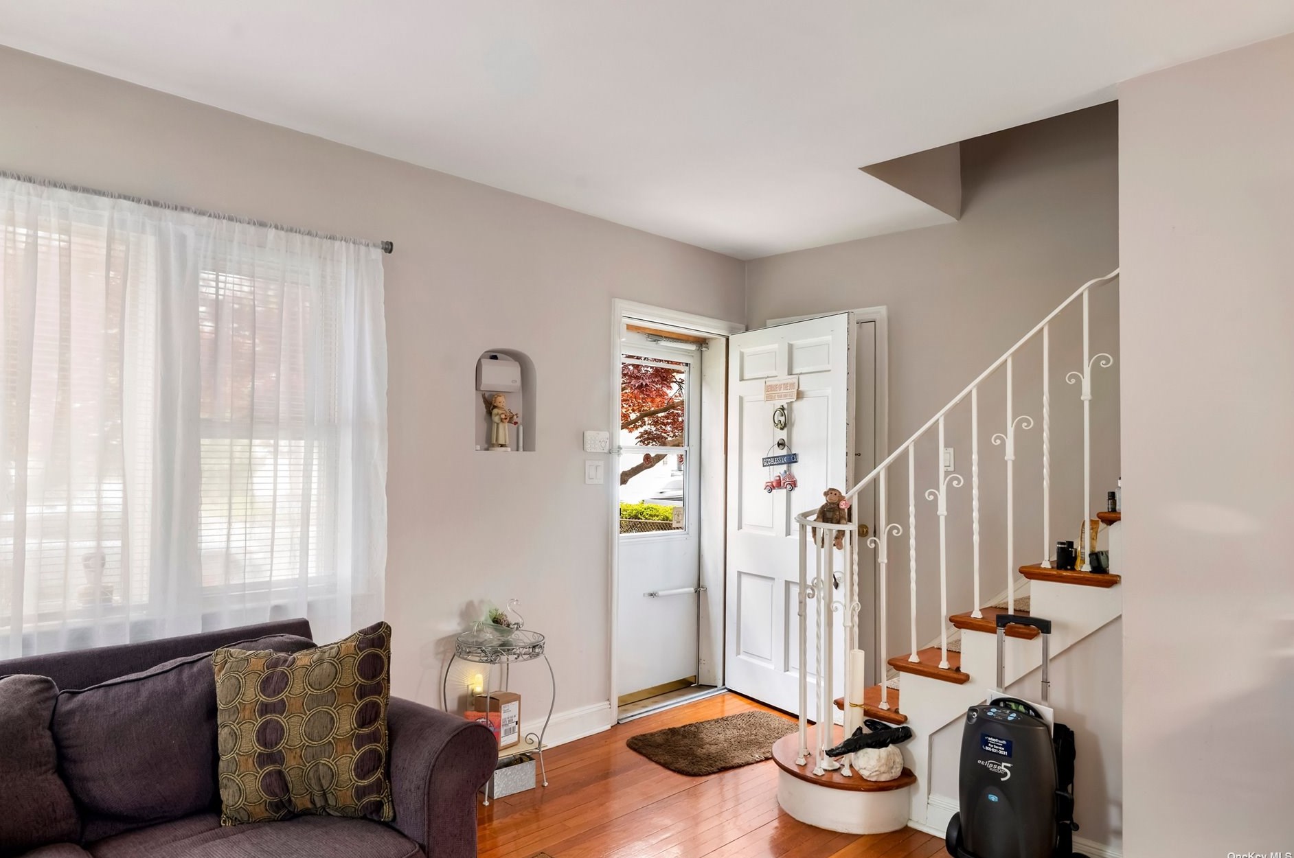 205 Smith St, North Merrick, NY 11566-3514