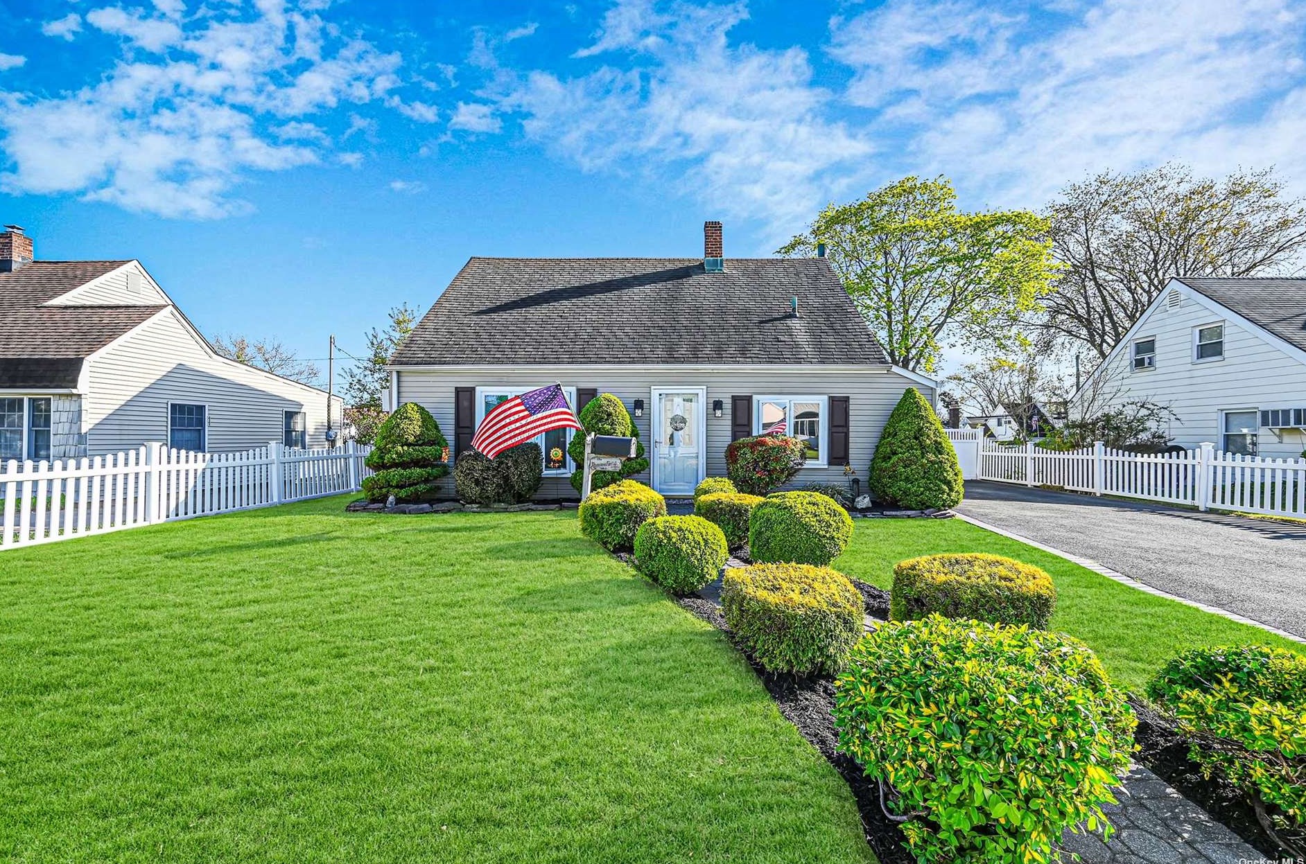 66 Crescent Ln, Plainedge, NY 11756-2533