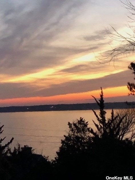 17 Oceanview Dr, South Hampton, NY 11968