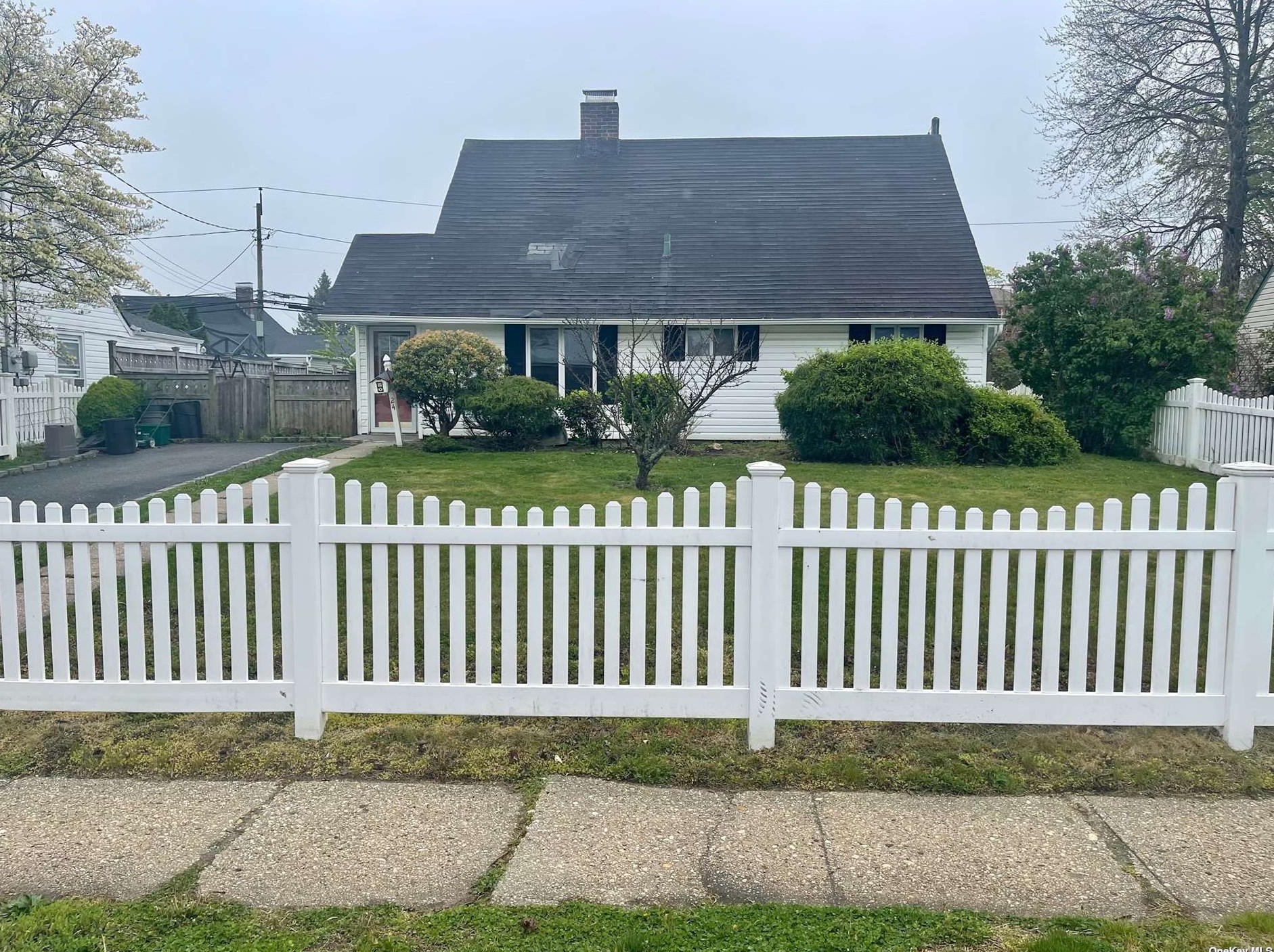 24 Pelican Rd, Plainedge, NY 11756-3202