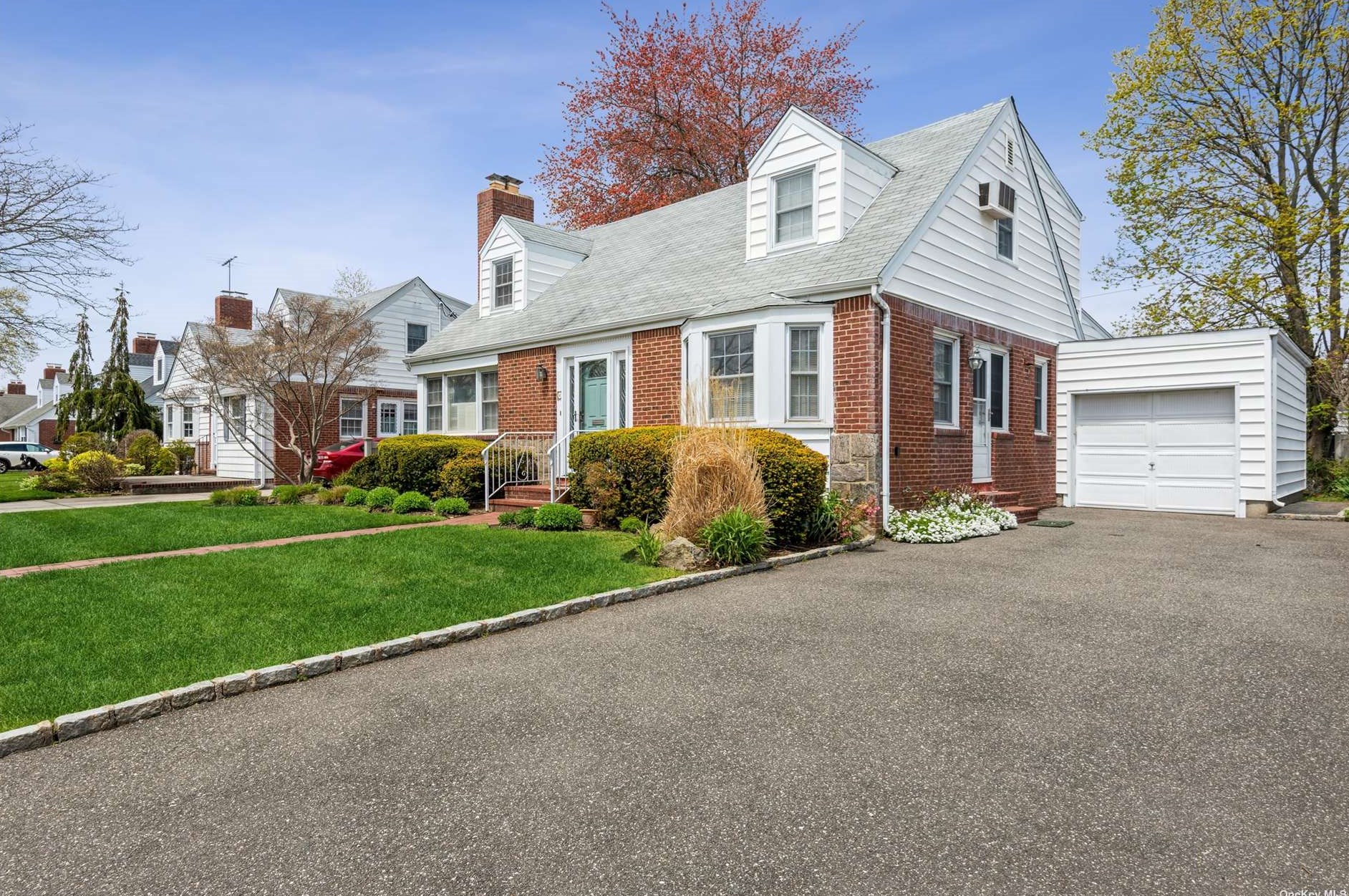 61 Gateway, Rockville Centre, NY 11570-4511