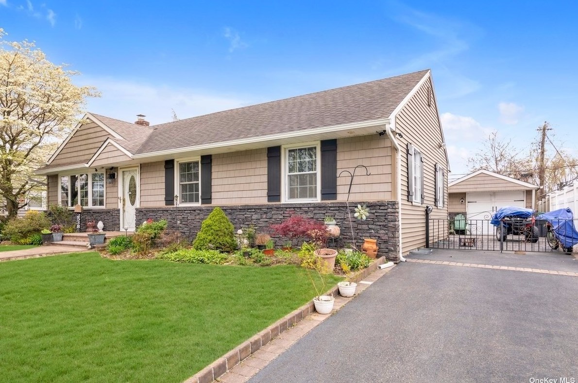 2538 1st Ave, Hempstead, NY 11554-3351