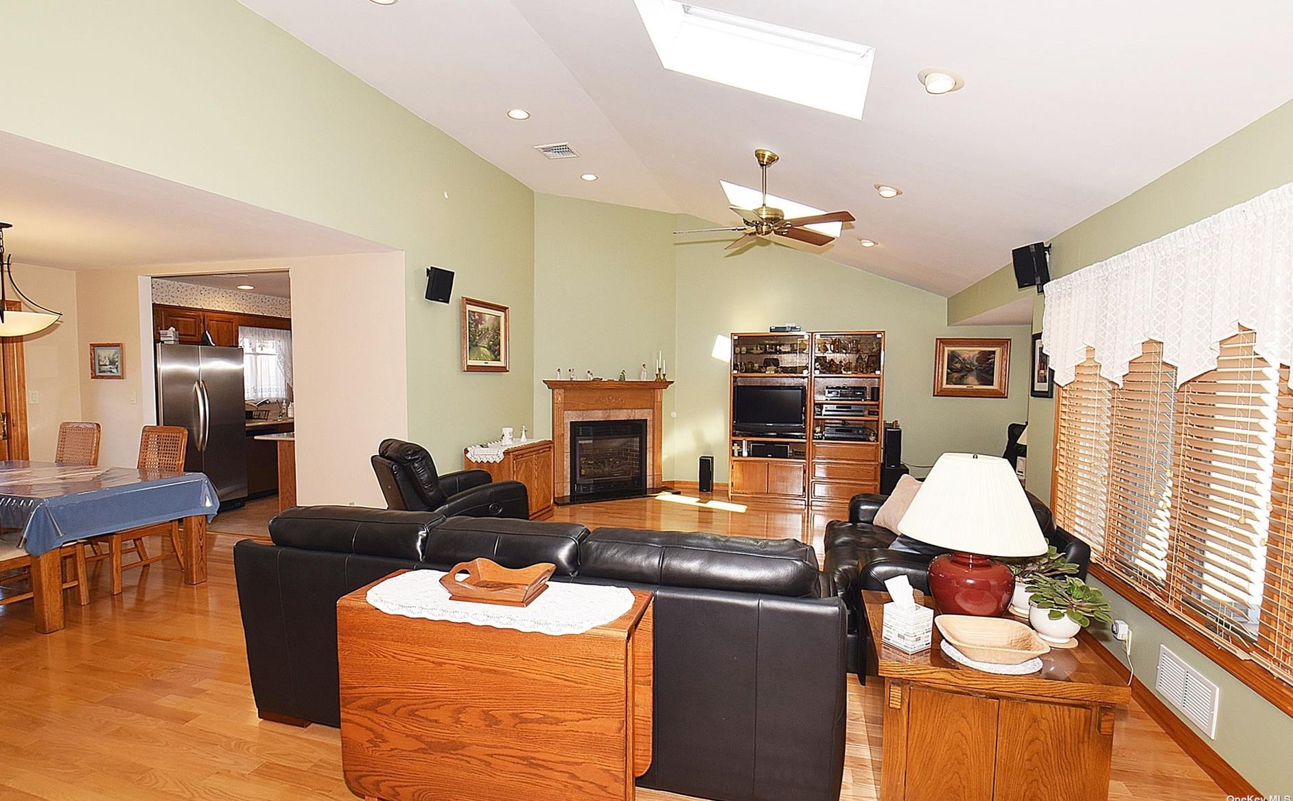 25 Vassar Ln, Hicksville, NY 11801-3409