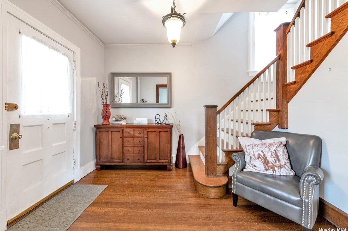 2 Bogart Ave, Port Washington, NY 11050-4006
