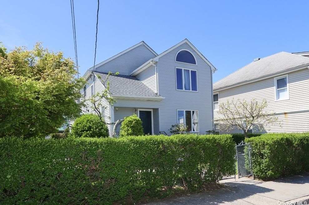 14 2nd St, Glen Cove NY  11542-3824 exterior