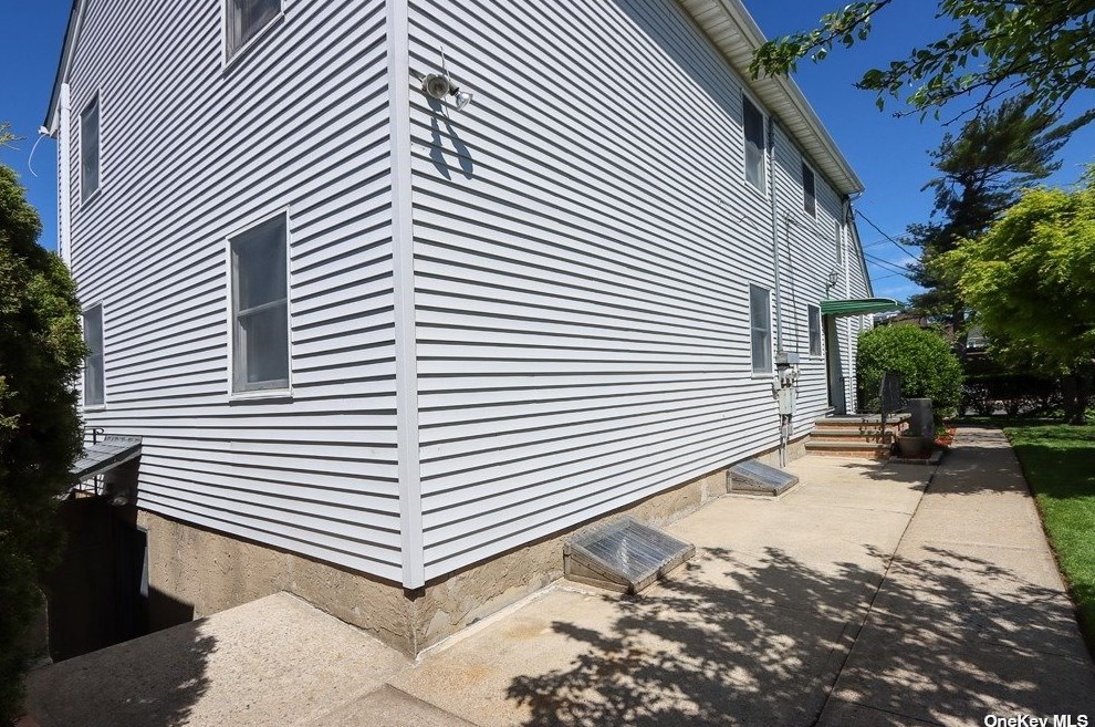 14 2nd St, Glen Cove NY  11542-3824 exterior