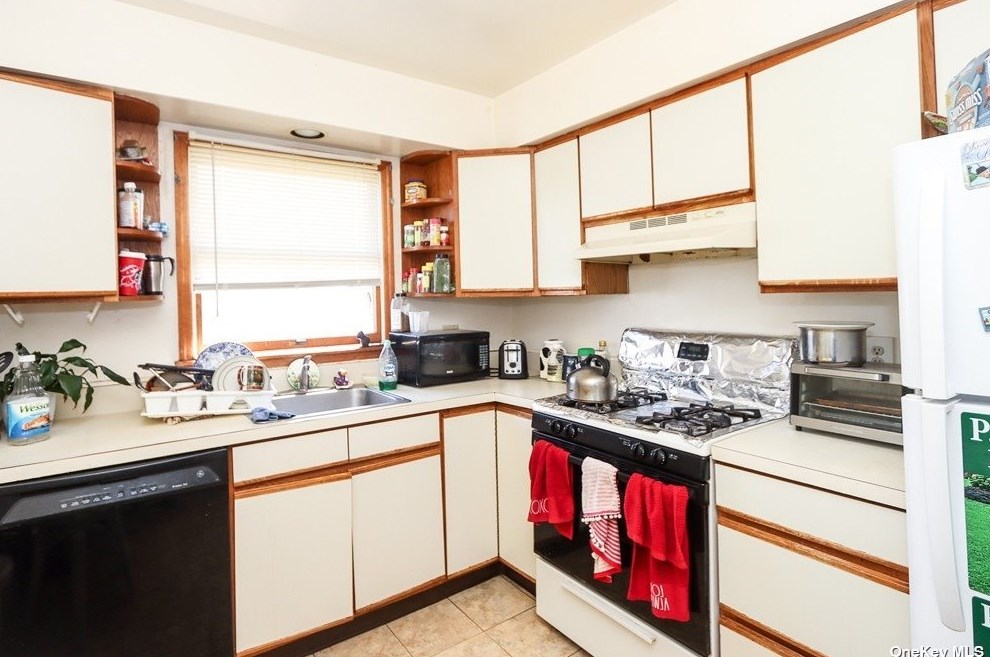 14 2nd St, Glen Cove NY  11542-3824 exterior