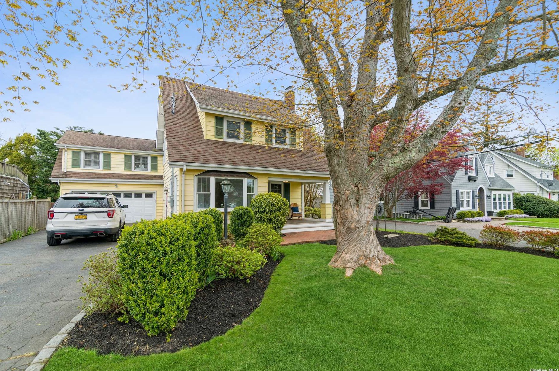 405 Greene Ave, Sayville, NY 11782-3030