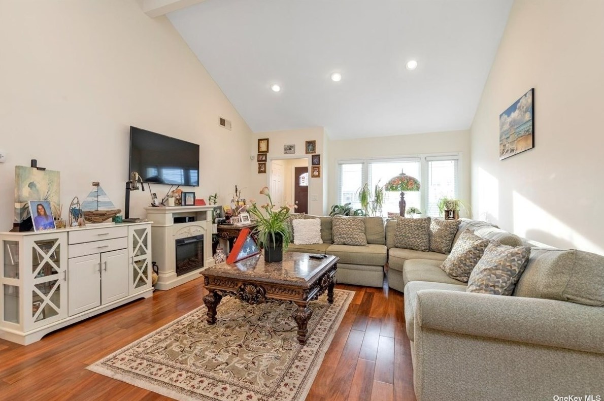 111 Nassau Ln, Barnum Island, NY 11558-1064