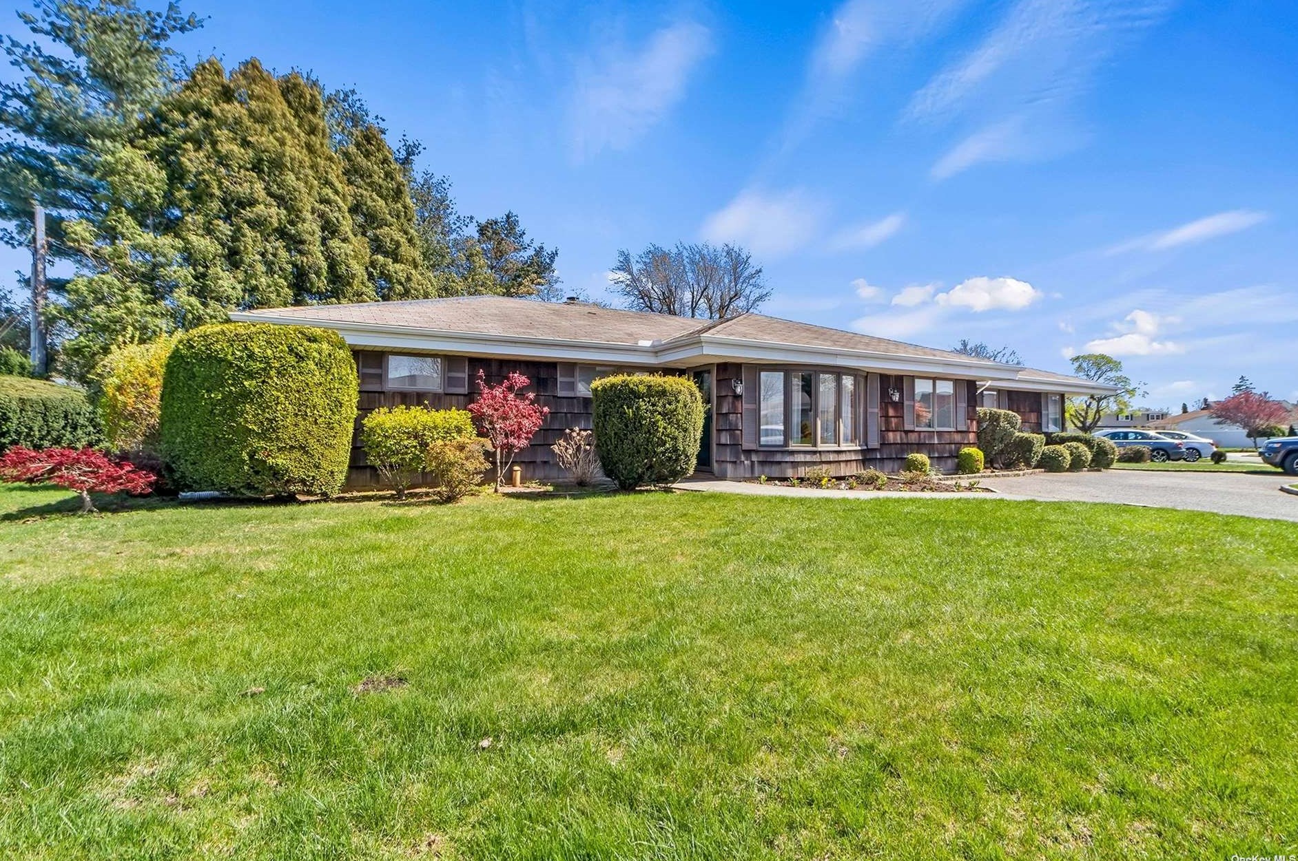 89 Bruce Ave, Hicksville, NY 11801-2204