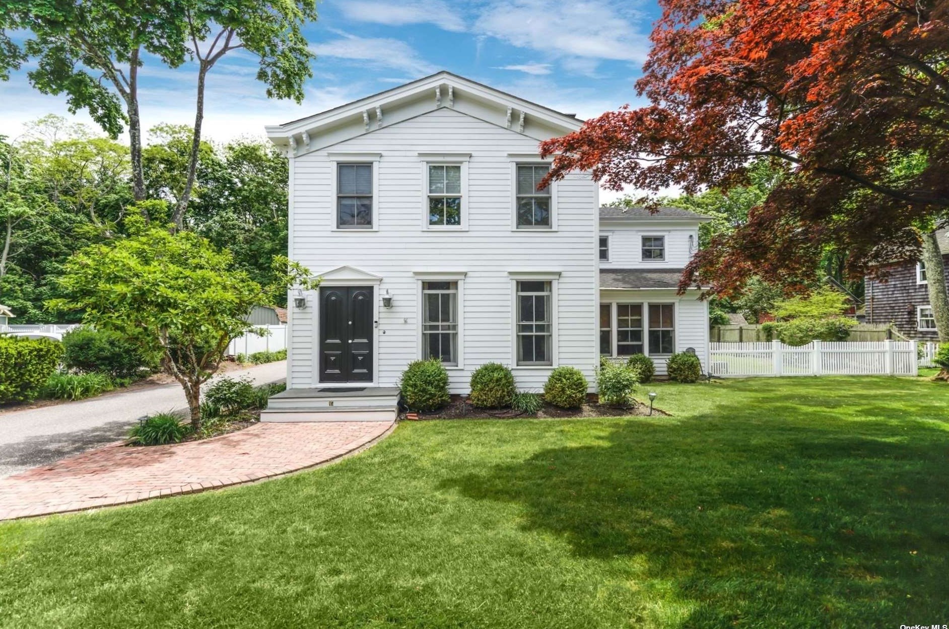 15 Union Ave, Center Moriches, NY 11934