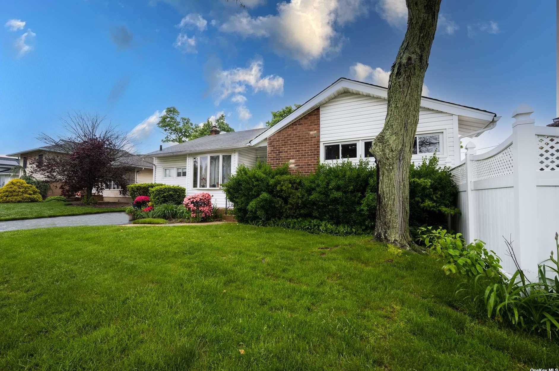 575 Haddon Ln, Hempstead, NY 11554-4715