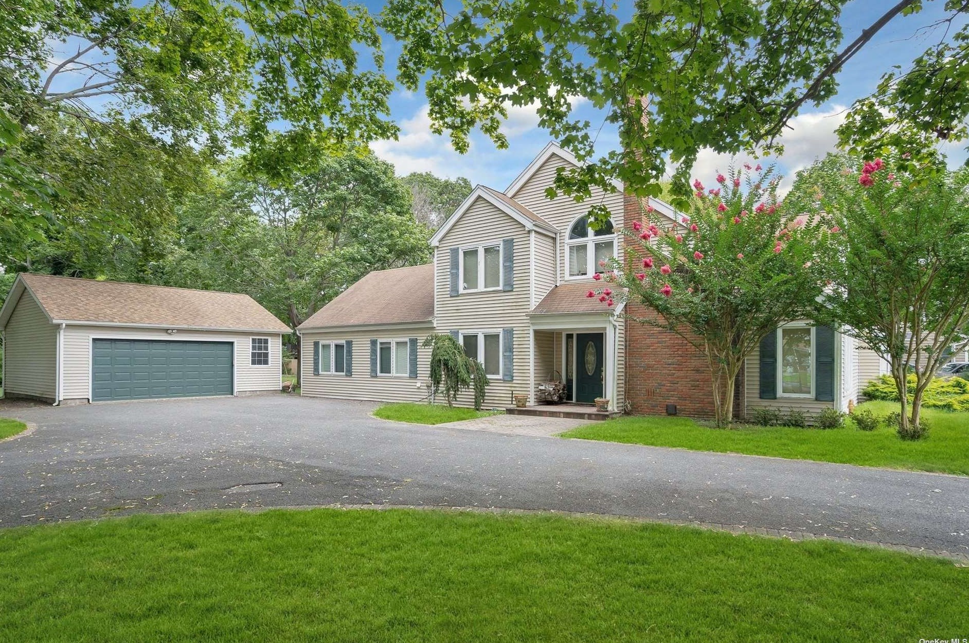 3 Moor Ln, Canaan Lake, NY 11772-5774