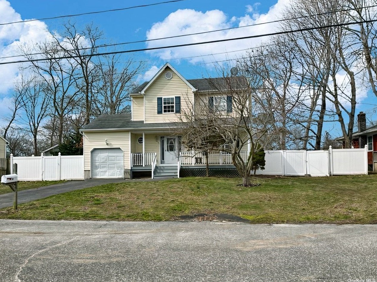 10 Birchwood Dr, Smith Point, NY 11967-3908