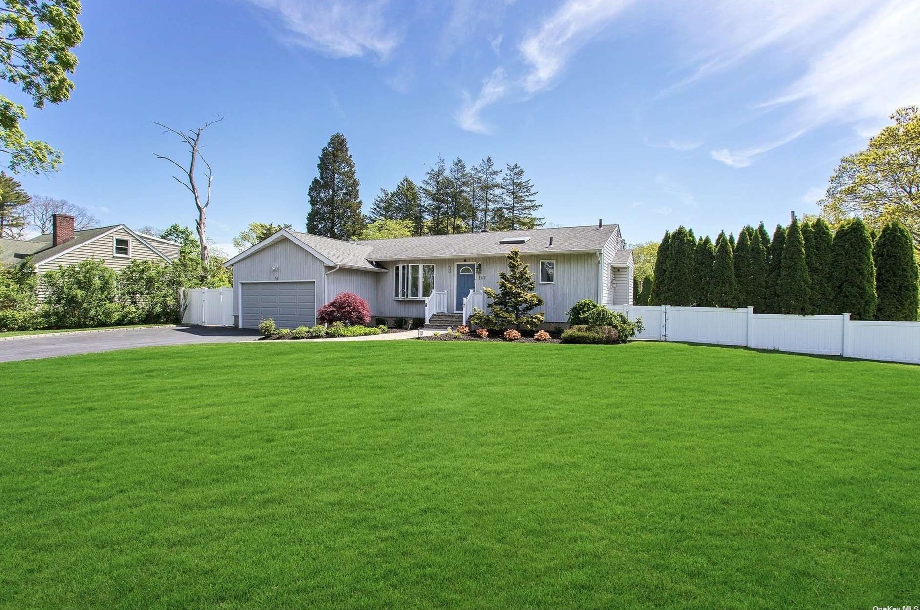 147 Broadway Ave, Sayville, NY 11782-1609