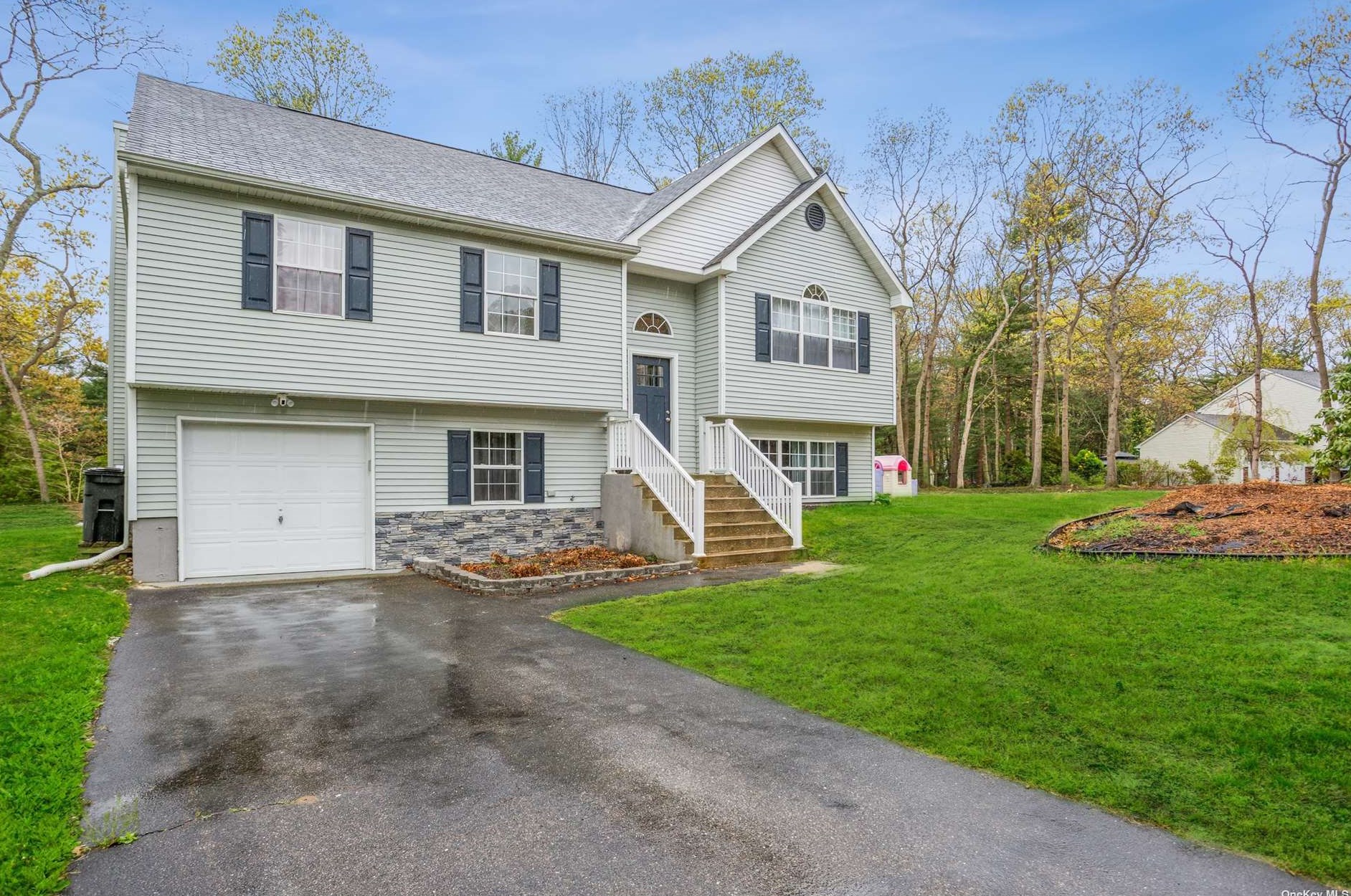 2 Little Treasure Dr, Gordon Heights, NY 11763-1679