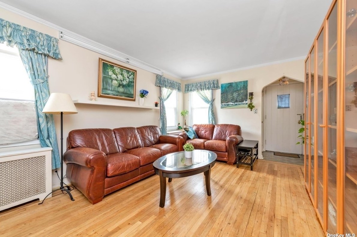 34-11 201st St, Flushing, NY 11361-1015