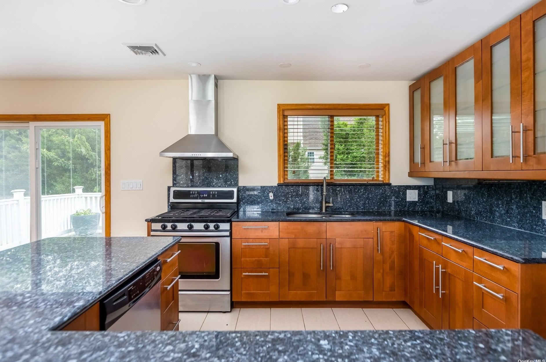 92 Jefferson Ave, Barnum Island, NY 11558-2002