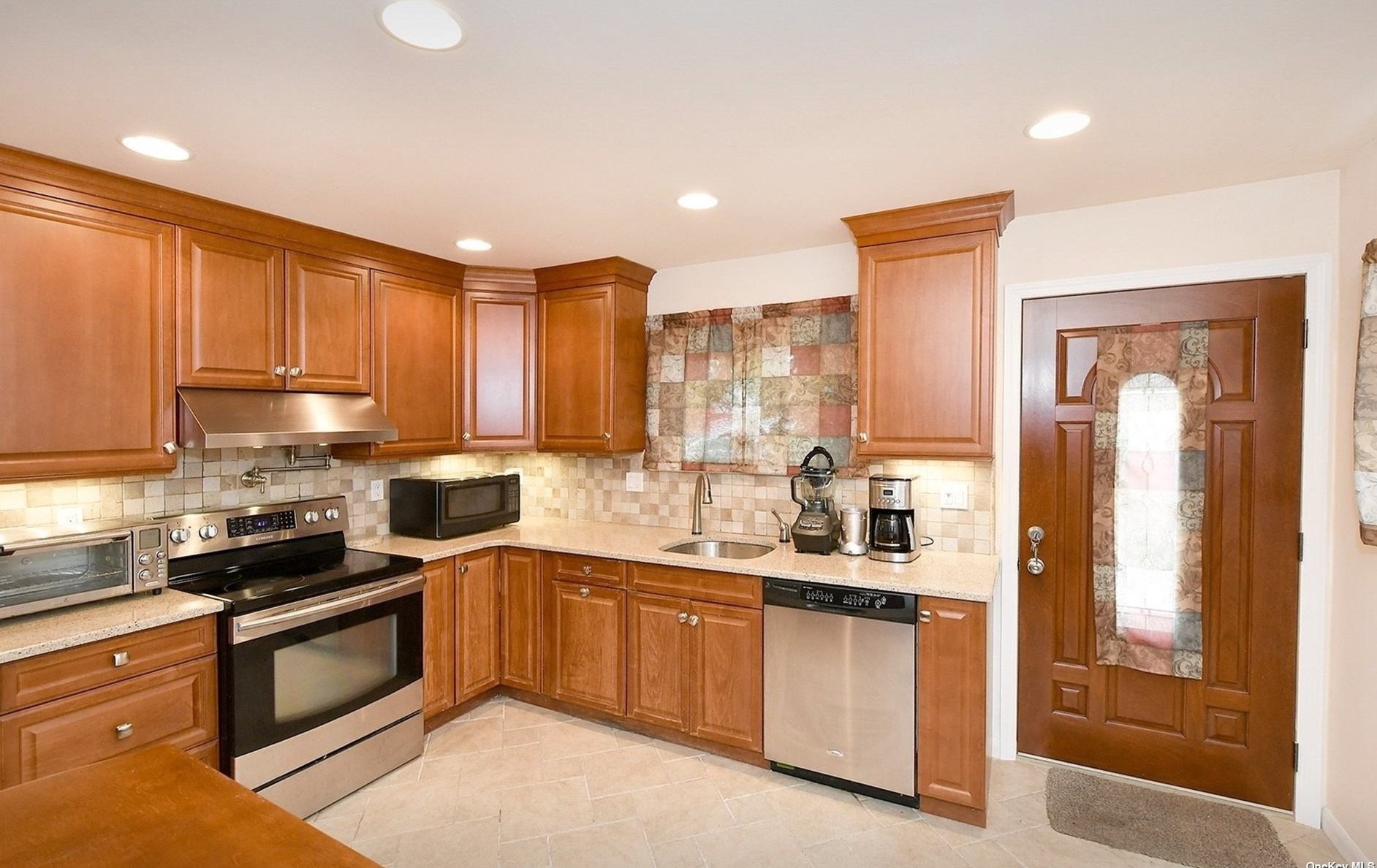 187 Brittle Ln, Hicksville, NY 11801