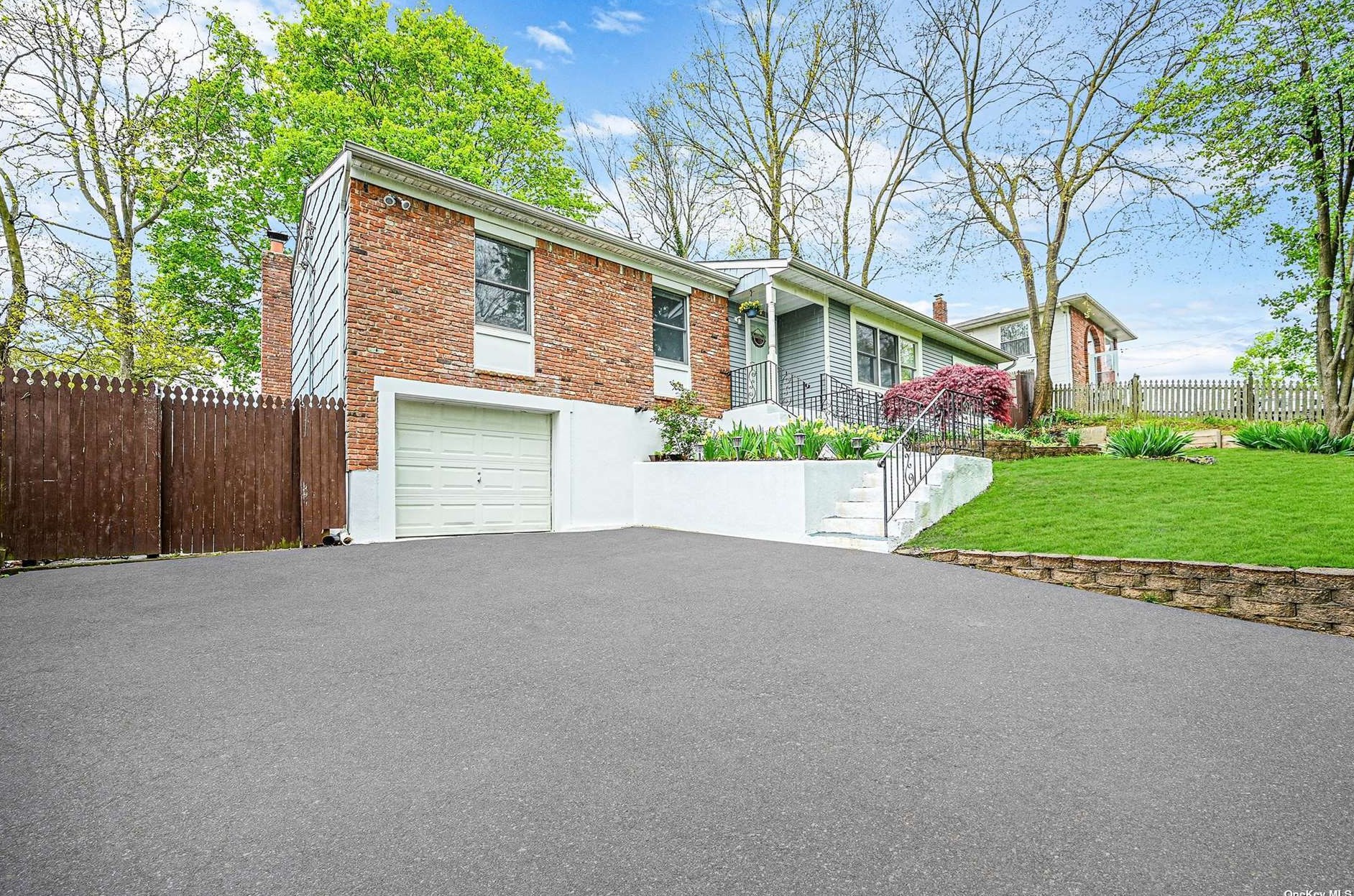 22 Birch Dr, Hauppauge, NY 11779-3102
