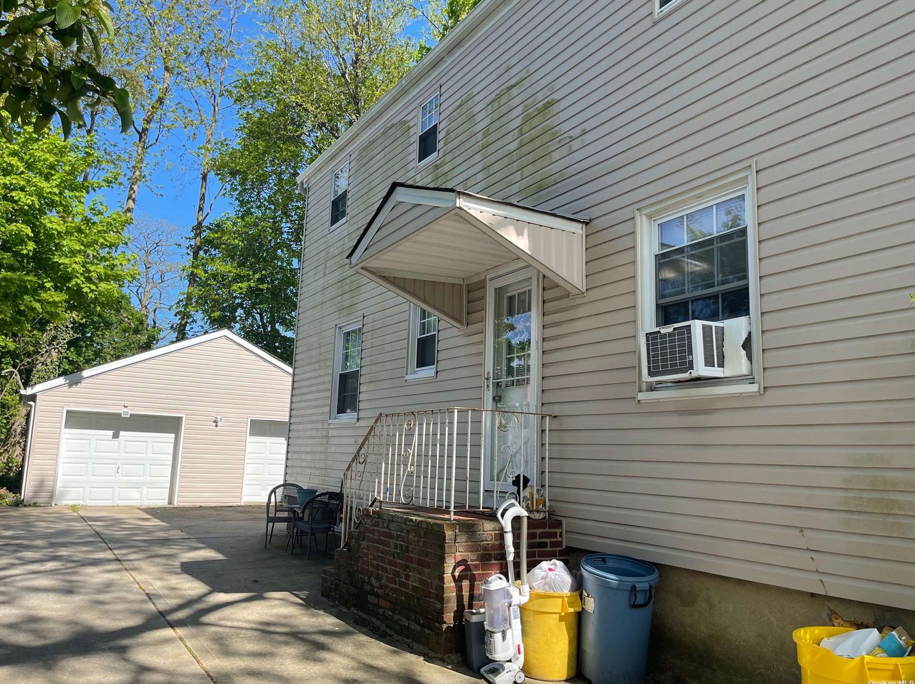 660 Hicksville Rd, East Massapequa, NY 11758
