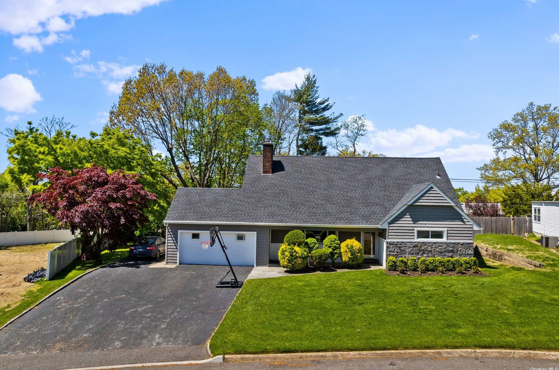 3 Stuart Dr, Glen Cove, NY 11542-2611