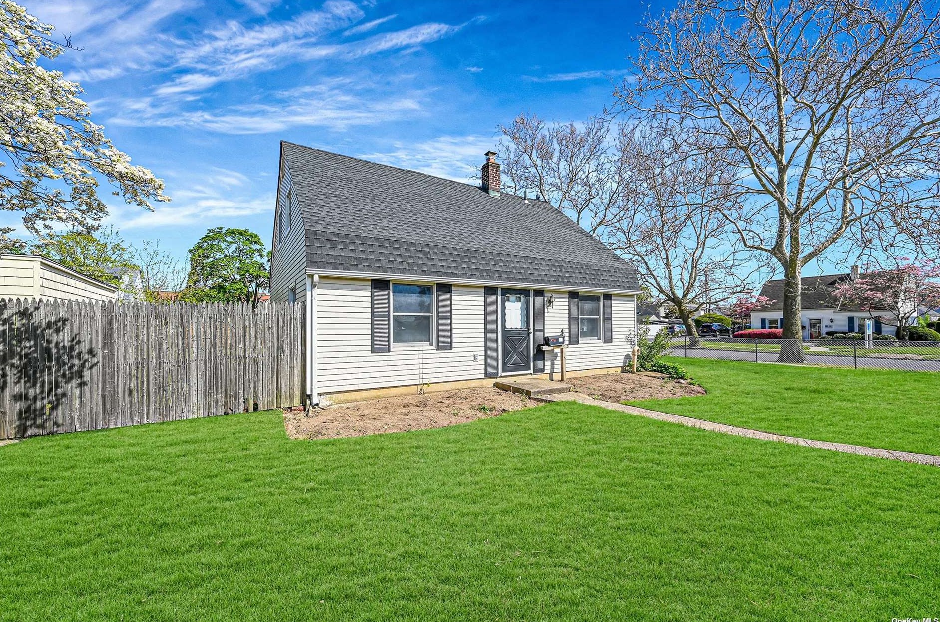 55 Valley Rd, Plainedge, NY 11756-2908