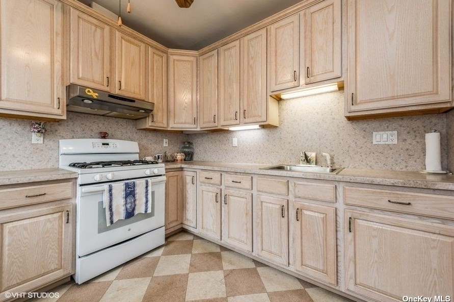 2290 Edna Ct, North Baldwin NY  11510-3105 exterior