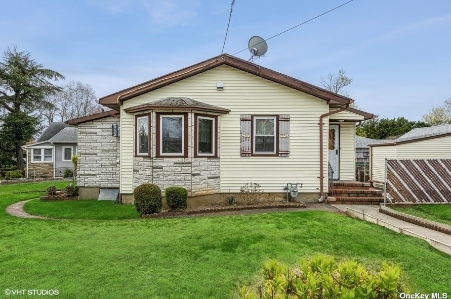 2290 Edna Ct, North Baldwin NY  11510-3105 exterior