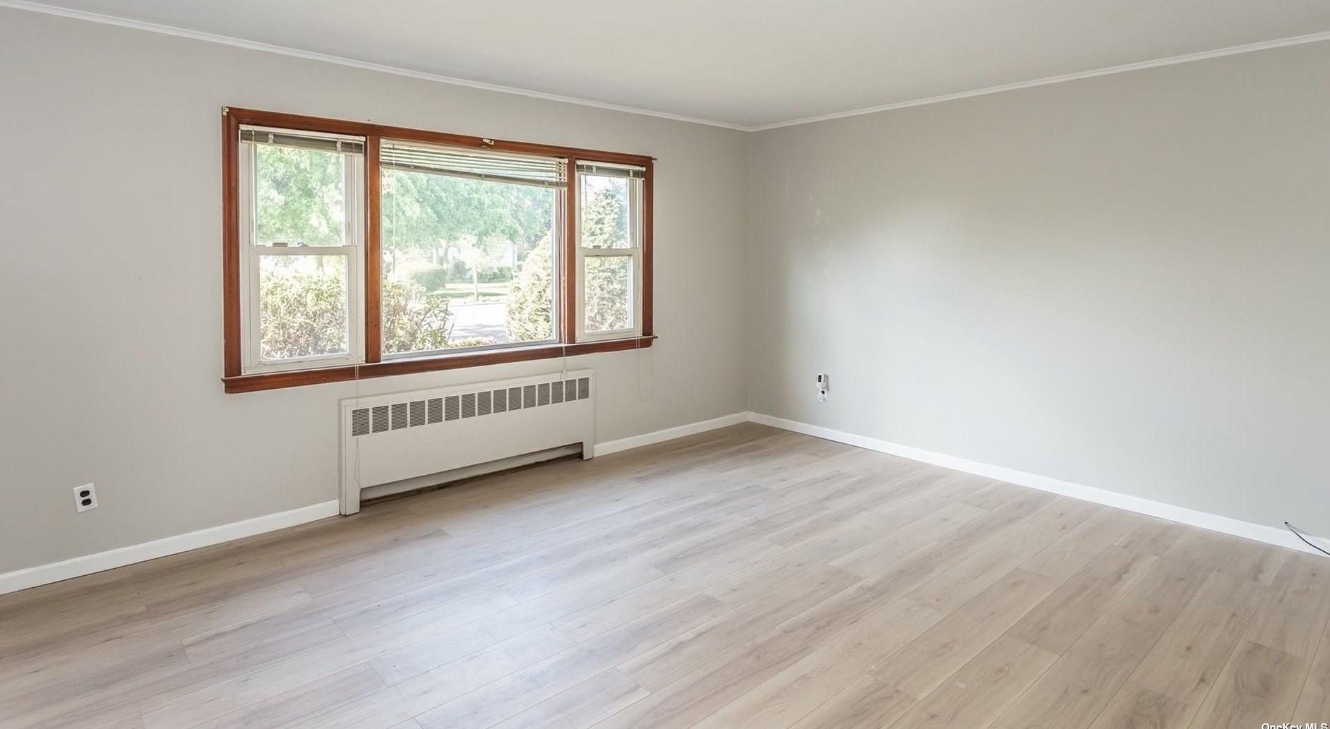 655 Fenworth Blvd, Franklin Square, NY 11010-3535
