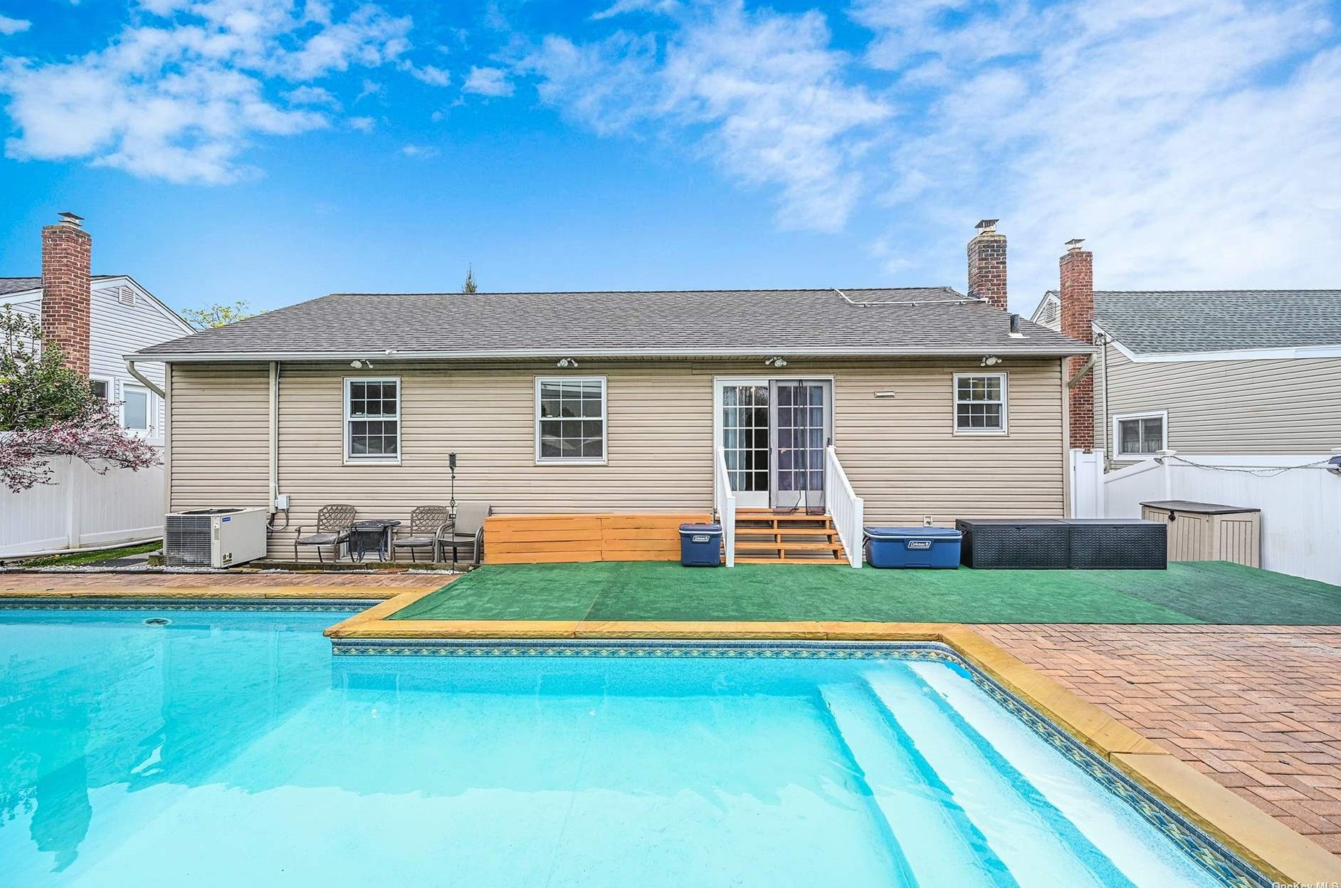 2077 Shelley Pl, Hempstead, NY 11554-5136