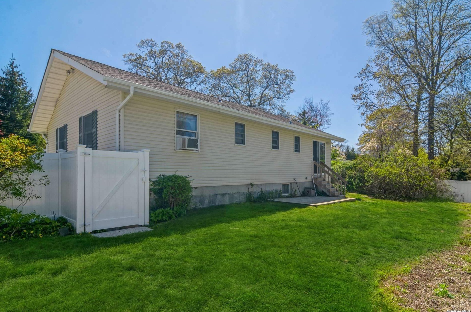 31 Naiad Rd, Rocky Point NY  11778-9678 exterior