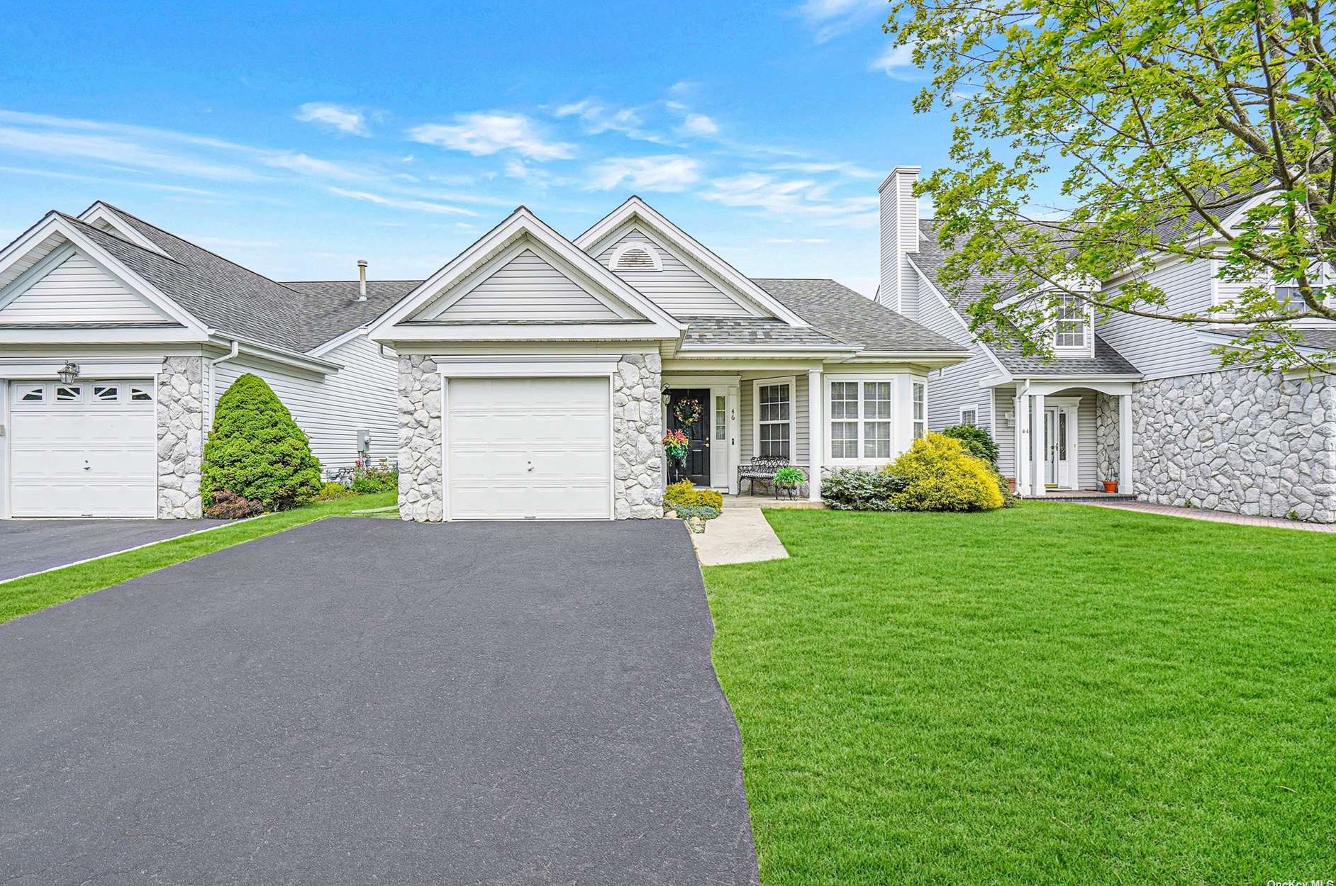 46 Ethan Cir, Middle Island, NY 11953-2644